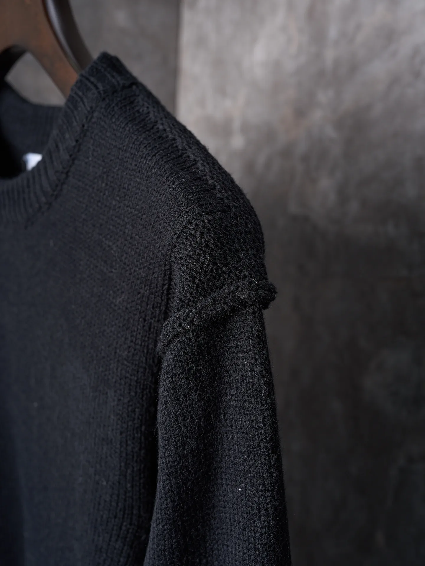 P410 Actual auction】Stonesland/Stone Island knitted round neck long-sleeved sweater with embroidered arm logo [Color] Black Gray Apricot [Ready Stock] S M L XL Made of 30% wool, 50% cotton, 20% spandex. The arm embroidery logo is made of double-layer soft leather, with embroidery logo technology on the surface and embellishment with the brand logo. Comes with laser engraved metal buttons. Garment washing-fixing color-fixing pattern-removing wool impurities.  This style is woven with a 7-needle imported machine, with knitted threads on the neck and hem, and embroidered logos on the arms to present the brand vision.